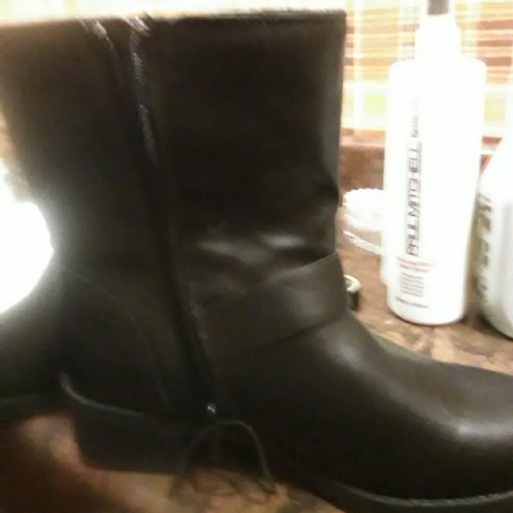Boots - Picture 4 of 4